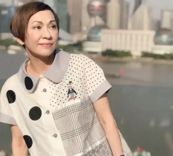 周润发前妻衣品好穿拼接卫衣精气神十足61岁气场不输年轻明星