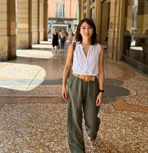 黎姿喜欢上了老钱枫,她穿着一件白色亚麻无袖上衣搭配亚麻绿长裤