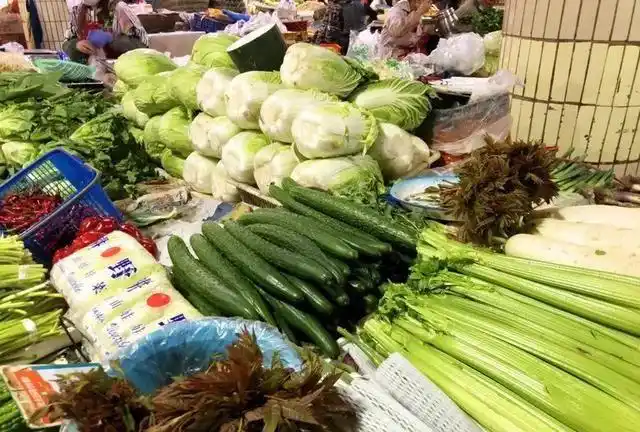 跟着火锅店老板去买菜,体验了在菜市场"刷脸卡"的待遇