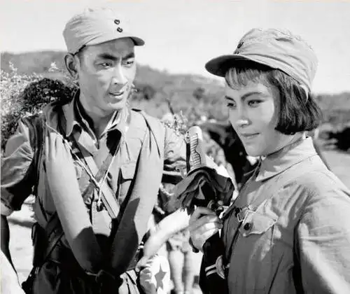 18,《战火中的青春》电影剧照,王苏娅饰演的高山与庞学勤饰演的雷振林