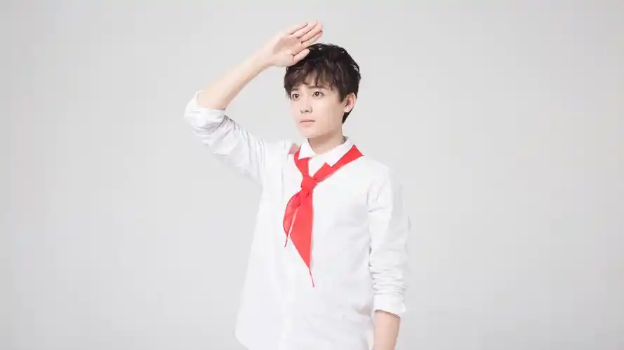 帅哥小鲜肉侯明昊小学生造型写真桌面壁纸