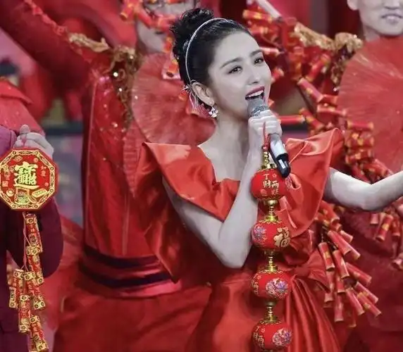 佟丽娅高调亮相春晚一袭红裙尽显端庄明艳大气美皆备