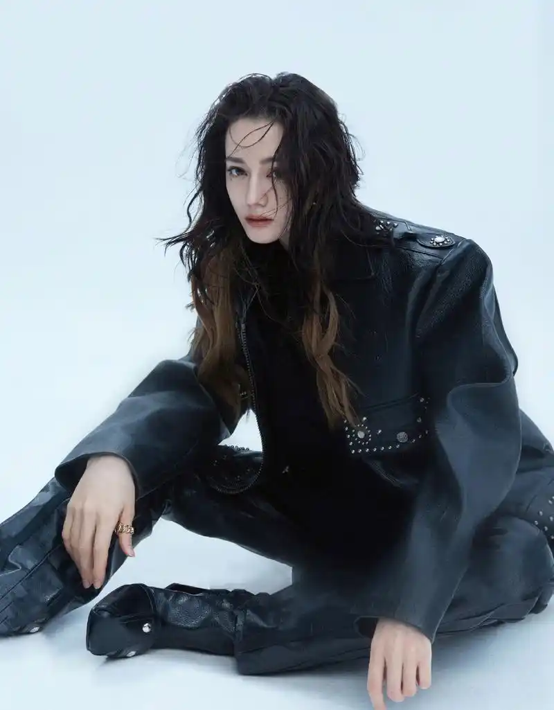 既能演绎优雅知性的卷发女神,又能演绎酷飒霸气的摩登女郎,迪丽热巴在