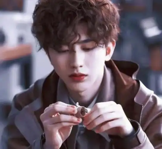 蔡徐坤是娱乐圈里最火的偶像,因为一首歌《只因你太美》一炮而走红,几