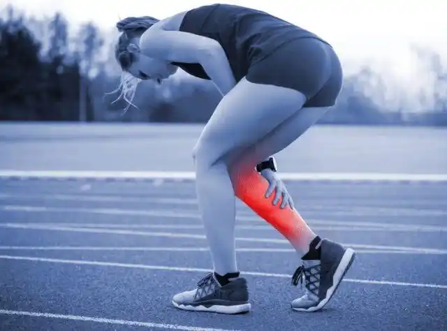 会导致小腿肌肉过度劳累,从而引起肌肉痉挛,而且很容易会抽筋的现象