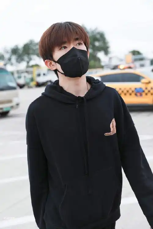 易烊千玺机场出发路透##易烊千玺黑色卫衣机场饭拍