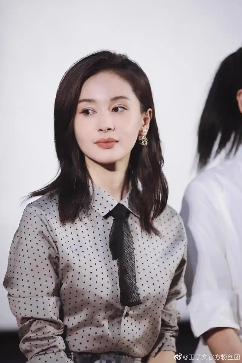 王子文|#我和我的家乡票房破2亿# 美丽杰西卡,业ing 祝大家双节快乐.