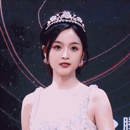 吴宣仪白色婚纱裙