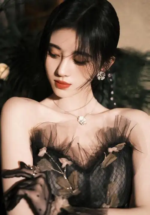 鞠婧祎参加腾讯视频拾光盛典,一袭抹胸黑网纱连衣裙,性感优雅|裙摆