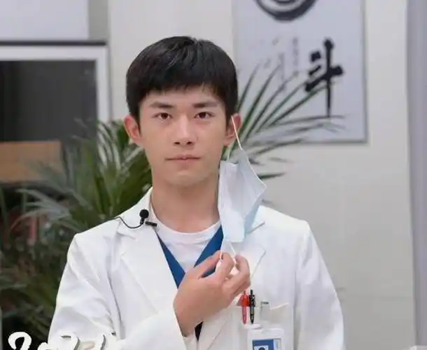 《中国医生》官宣剧照,易烊千玺首演医生,目光有神满眼都是戏_影片