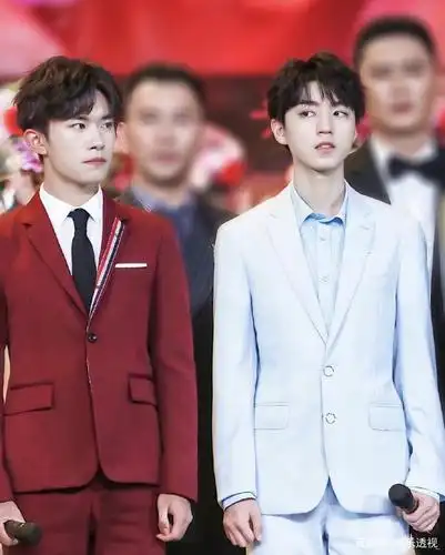 王俊凯易烊千玺合照