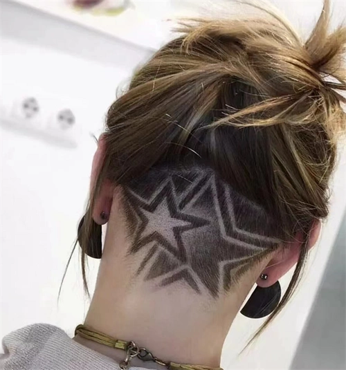 女生后颈部雕刻发型 甜酷时髦尽显个性_时尚发型 - 美发站