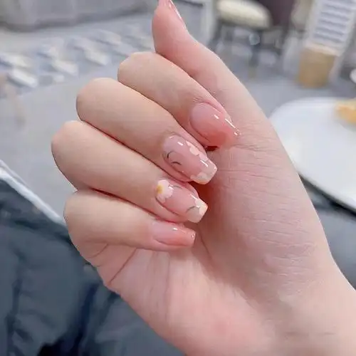 这是近期很多美甲达人都在推荐的一款颜色,它既低调又高级,既温柔又