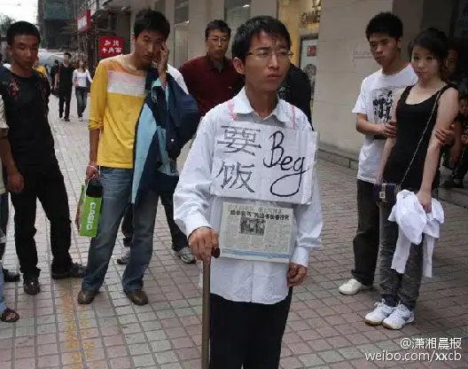 最牛乞丐摆摊卖自己的书常自问我算作家吗