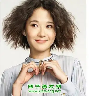 最新女生短发烟花烫图片蓬松发型尽显另类个性