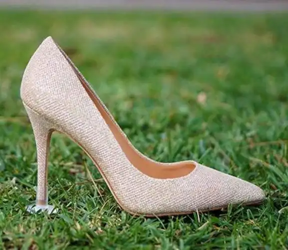 回顾:1993年,美女记者醉后"方便"十五分钟,最后仅剩一只高跟鞋