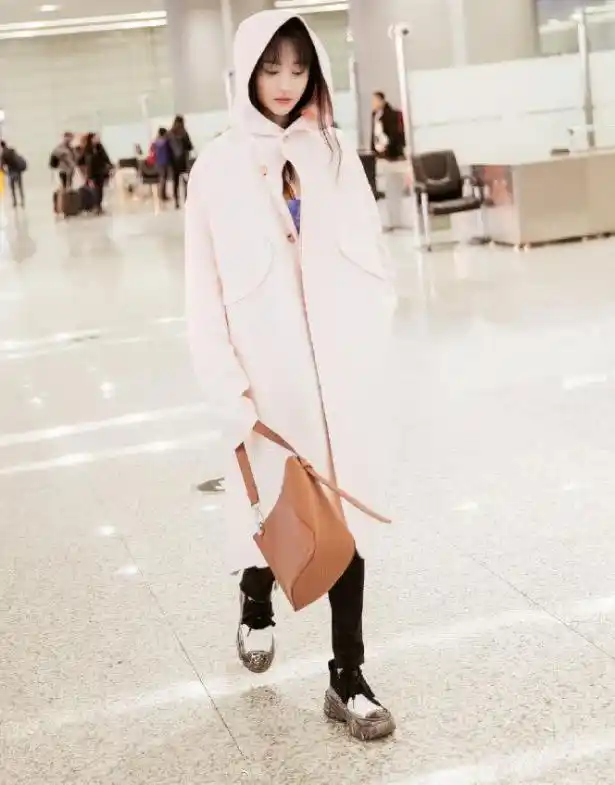 郑爽全新机场照,穿着打扮太粉嫩,让人眼前一亮