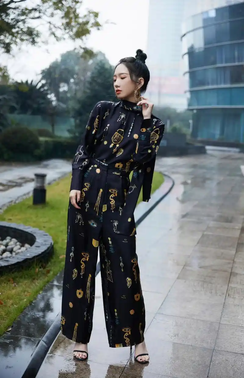 孟美岐时尚摆拍照,美美的脚丫子搭配性感的一字带凉鞋气质满满.