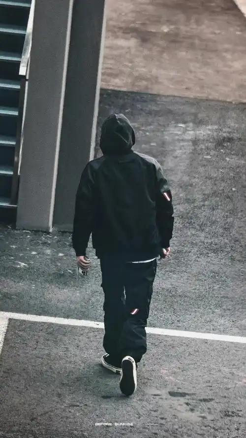 刘耀文机场all black造型背影都散发着帅气啊,期待下次见面@时代少年