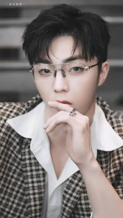 陈立农格纹西装#没有人比你戴眼镜更好看@陈立农