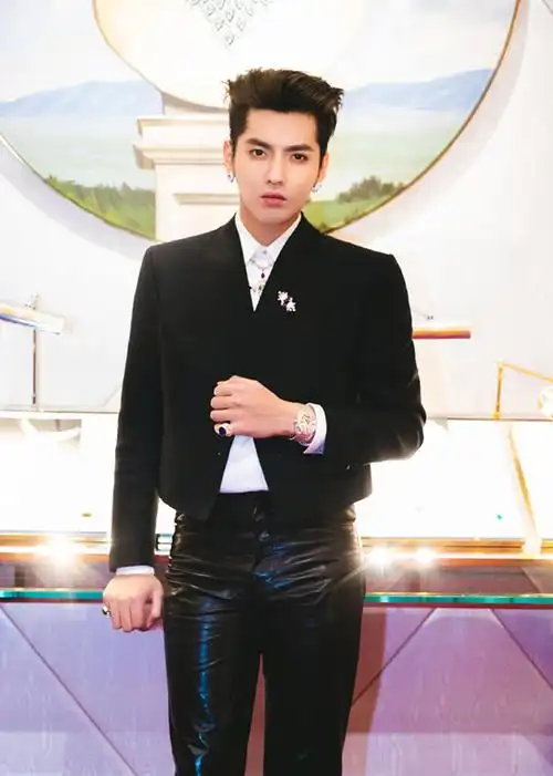 吴亦凡穿黑色西装下搭一条黑色皮裤也就他能穿出好气质