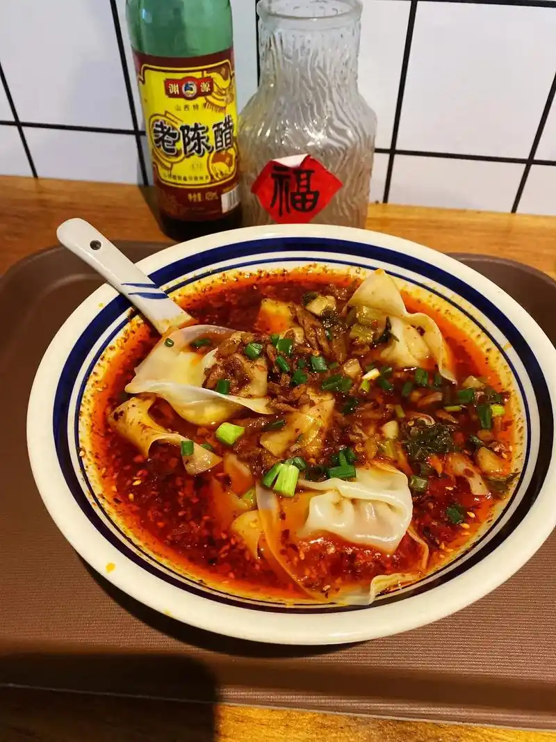 下雨7415也要去吃的红汤饺09.p1,2:红汤饺,红而不辣,鲜 - 抖音