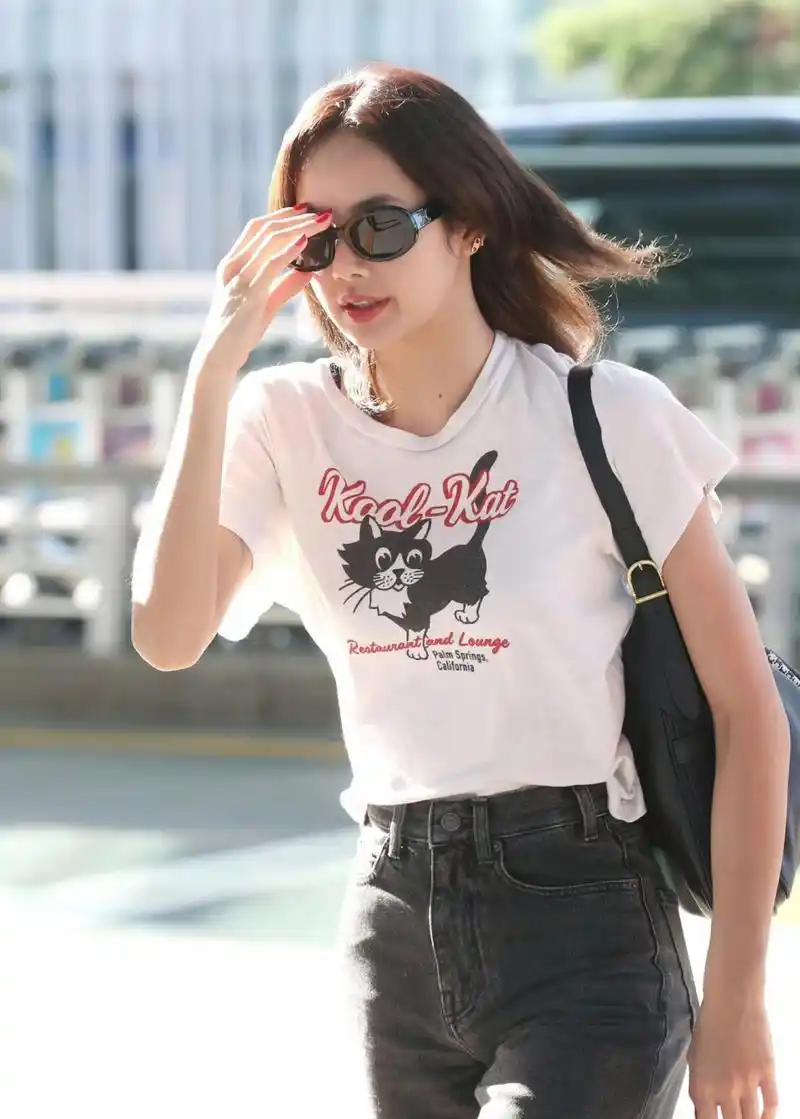 lisa机场私服  要命的少年感穿搭 简简单单的短发小莎!