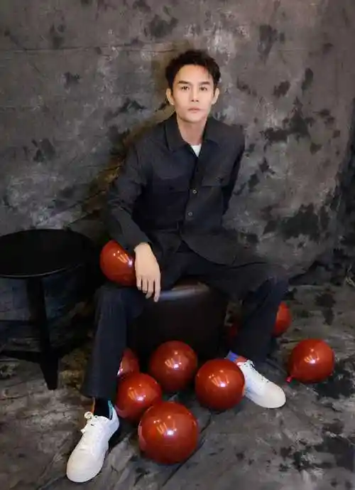 仝卓工作室连发34条微博指责王凯拍杂志欠款之事_郭涵_照片_问题