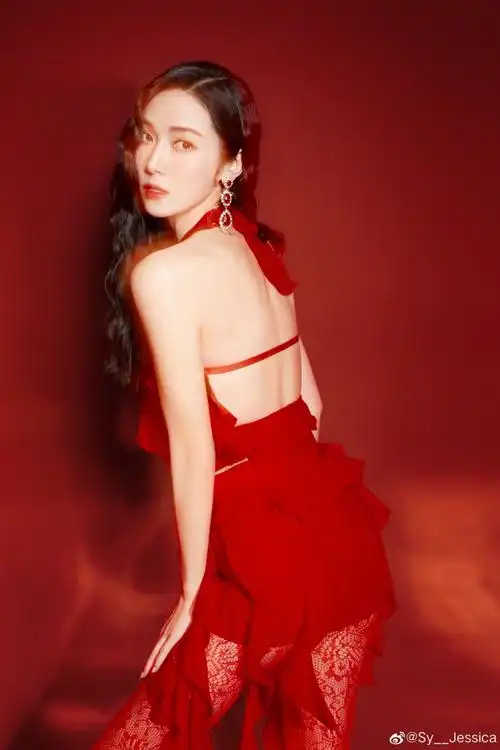 郑秀妍红色露背裙##郑秀妍露背红裙造型