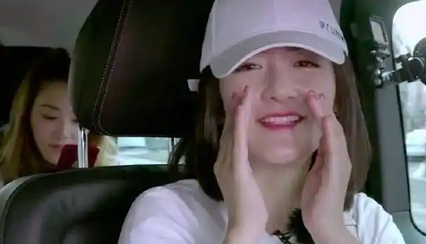 在最新一期的节目里,妻子们在旅游的时候,谢娜在车里想要爆料魏大勋的