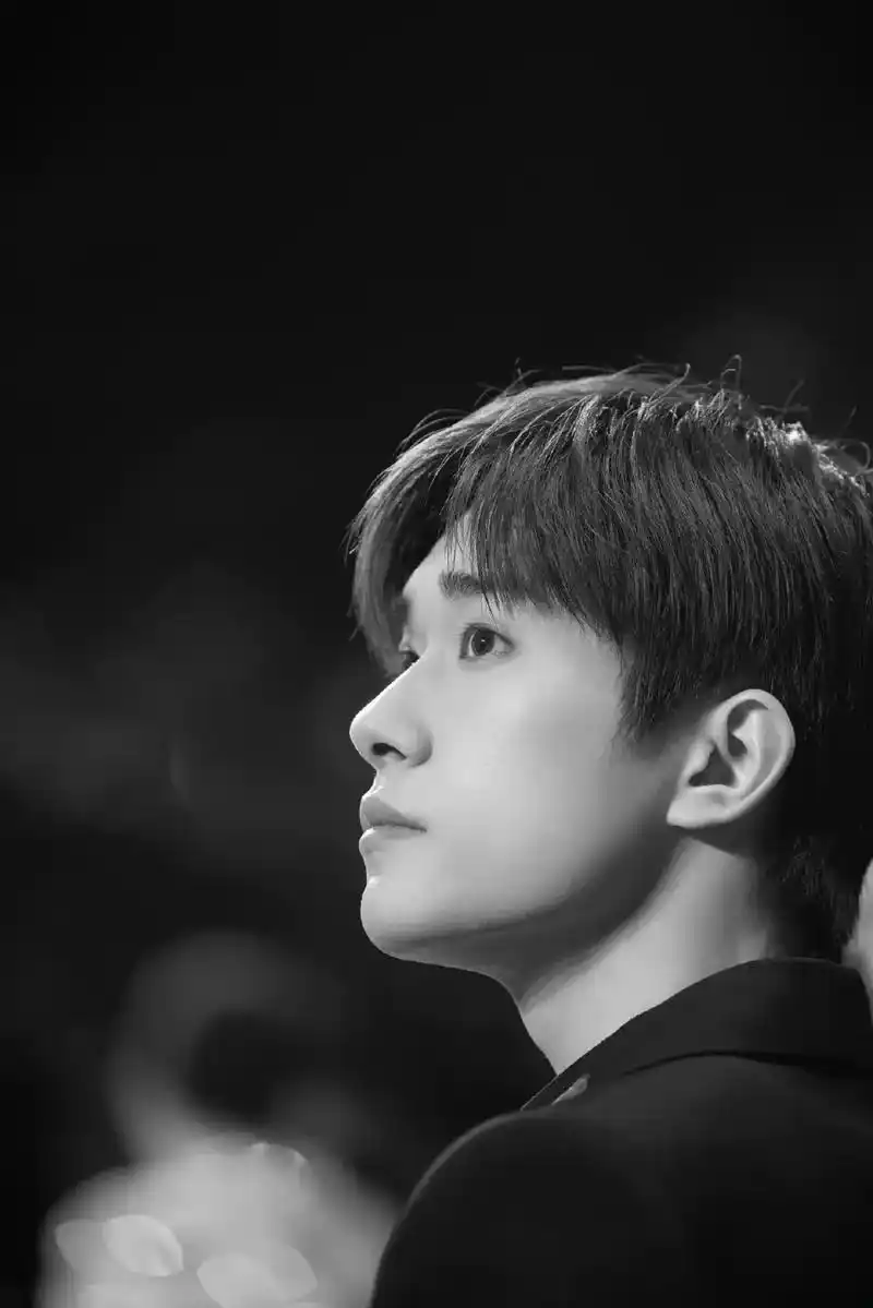 易烊千玺我可要坐直啦#微博之夜盛典  #易烊千玺 千玺:师 - 兑趑