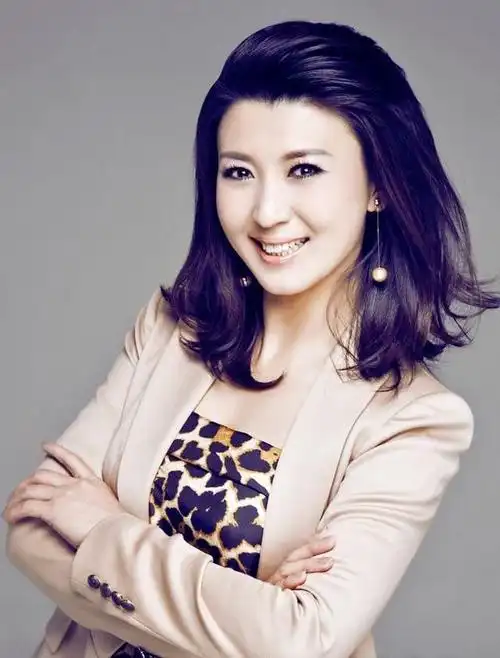 回顾闫学晶与二婚老公离婚后仍和继女情同姐妹亲生儿子都嫉妒