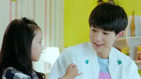 果果看到王俊凯就抱住腿不放:大帅哥是我的!可爱