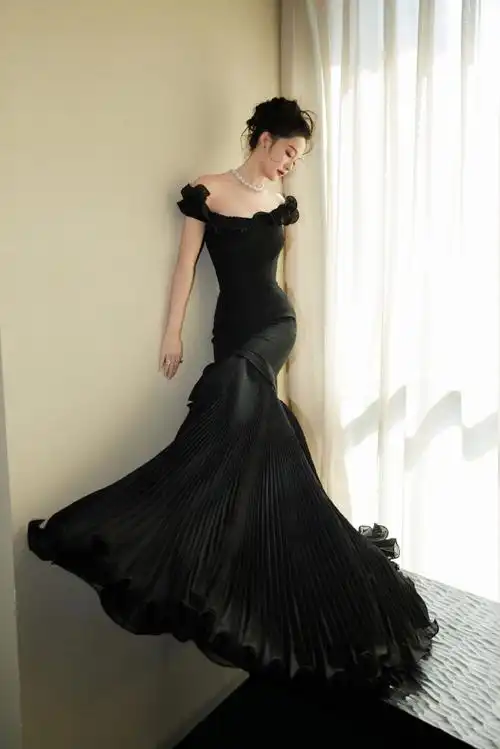 前一直感觉李沁适合白色,但是完全没有想到这次黑色驾驭的也非常的好