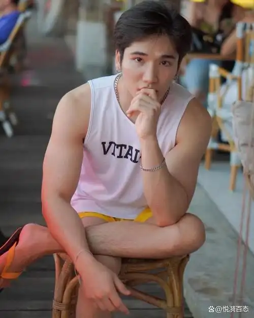 在当今社交媒体充斥着各种明星和网红的时代,有一位95后的小鲜肉引起