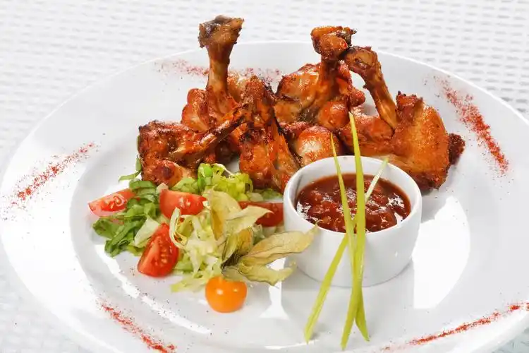 美食油炸食物诱人烤鸡腿炸鸡腿精致摆盘