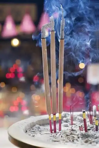 但现在大部分人去寺院烧香都喜欢烧一大把,烧高香,认为烧越多越高的香