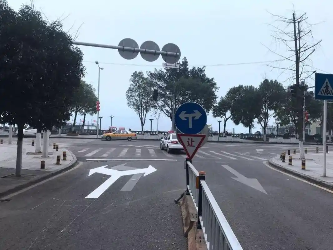 路口转弯违章再次调整,违者最高被扣8分罚款500,不少车主已中招