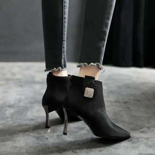 冬季新款小跟裸靴女尖头短靴短筒马丁靴女性感优雅真皮高跟靴小码