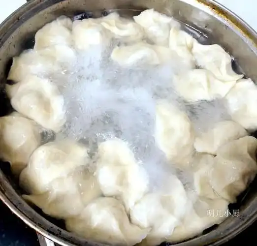 煮饺子,锅中添入多一些的清水,放上小半勺食盐,开锅后下入饺子煮熟