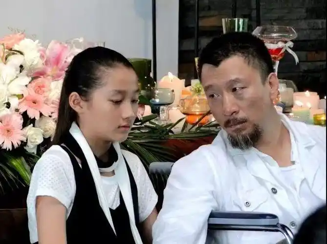 《非诚勿扰2》中的关晓彤和孙红雷