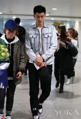 超man牛仔外套内搭一身黑 学魏大勋玩转长腿杀