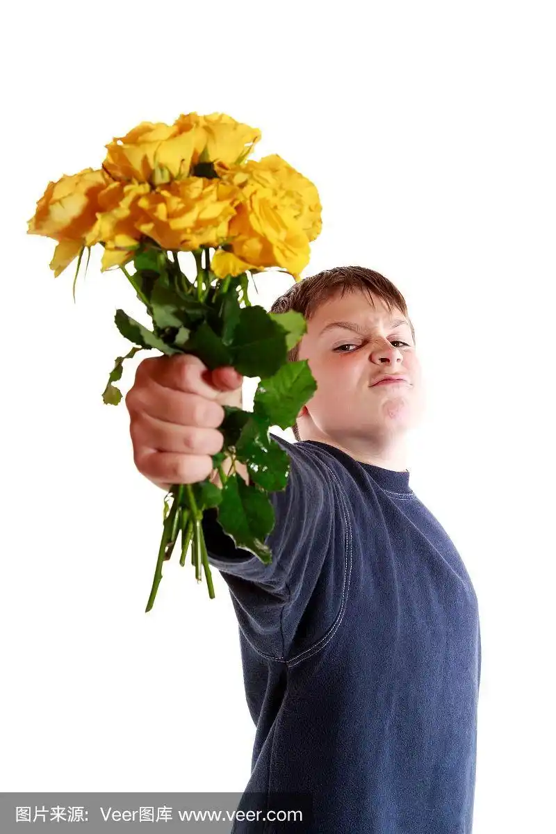 拿着一束玫瑰的男孩