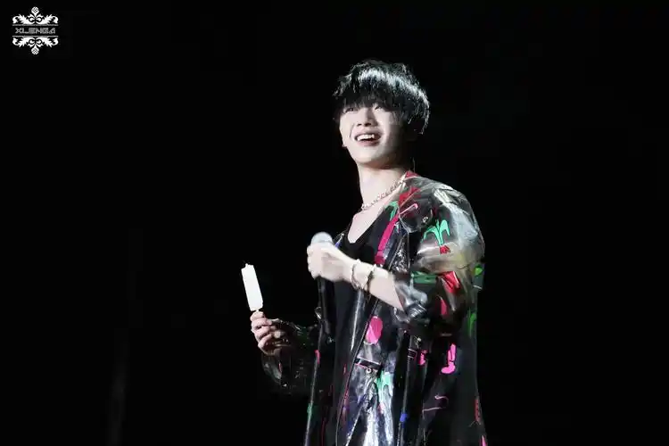 华晨宇yu 上海演唱会 10p 分享一只吃冰棍的小可爱 笑容好看哭