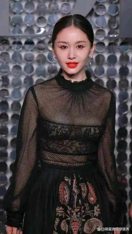 王子文越来越放得开,穿黑色透视连衣裙,个子不高却很有料!