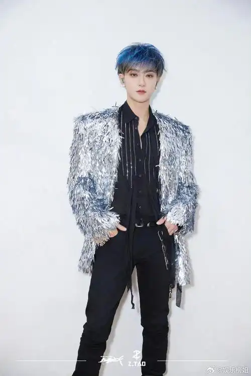 黄子韬演唱会蓝色挑染造型帅炸了现场好绝