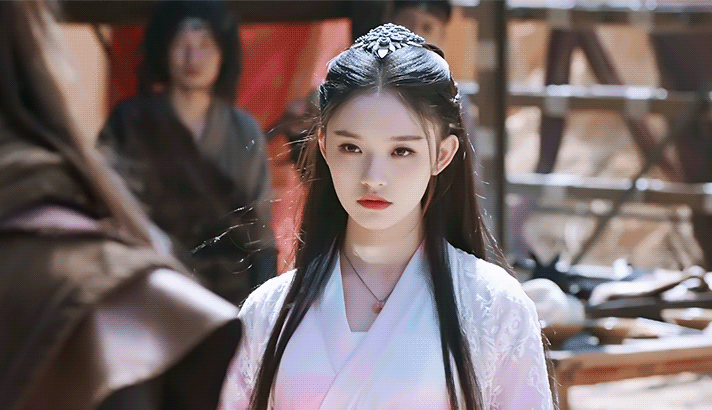 活泼开朗的个性可甜可飒的外形我们古灵精怪的人鱼公主林允