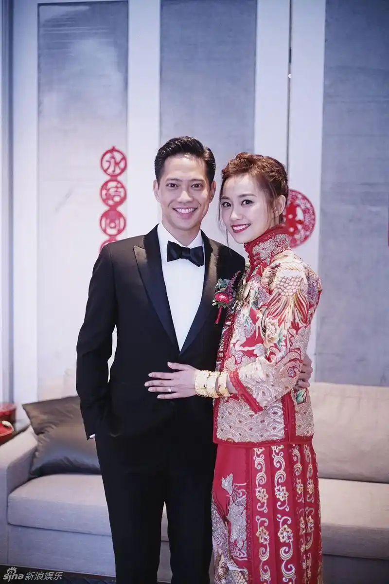 左滑进入下一图集 继续左滑进入下一图集 香港女星杨爱瑾婚礼照曝光 1