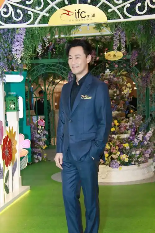 林峯帅气西装造型亮相南京 分享戛纳之行感动瞬间