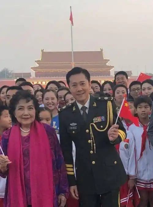 作为"苗正根红"的歌手,蔡国庆的确是生在一个好的时代,好的家庭,文艺